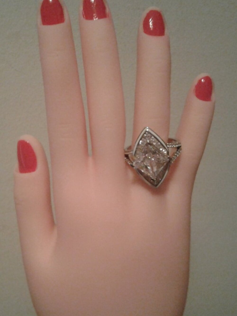 BJH811 Bella Luce NWOT Platinum Plated Statement Ring 11.55ctw. Size 10